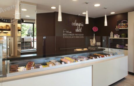 Vitrine pâtisserie chocolat beige blanc bois suspensions