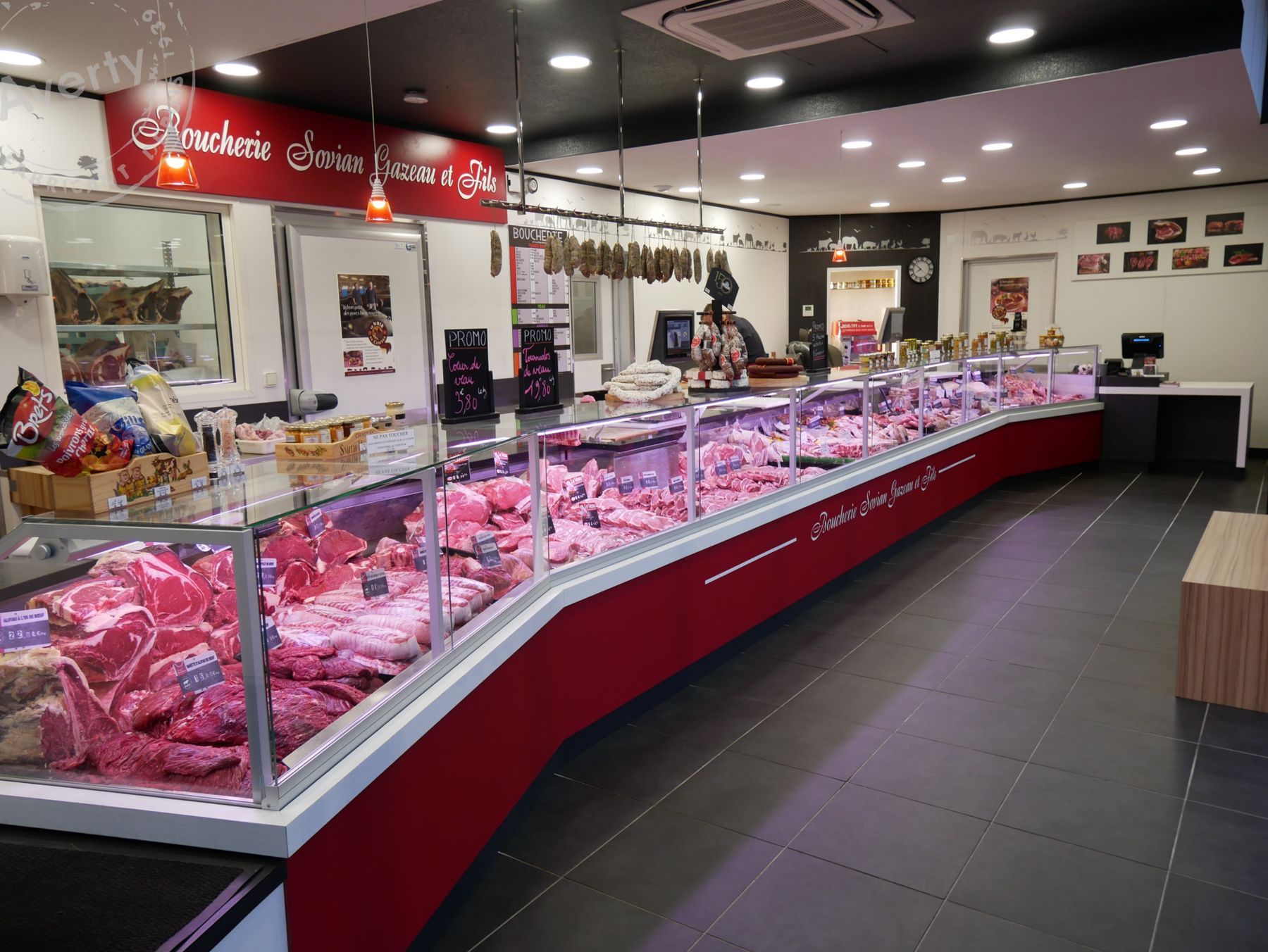 Vitrine boucherie rouge et blanc