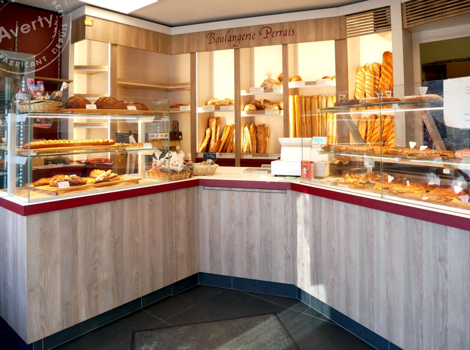 petite magasin boulangerie rouge bois issé